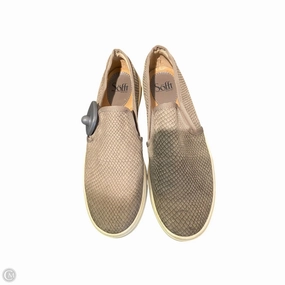 Shoes Sneakers By Sofft In Grey, Size: 9